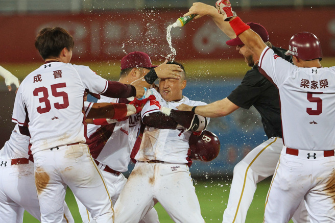 乐天桃猿郭永维在9局下敲出再见安打。（乐天桃猿提供）