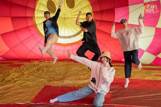 陈昊森（后左起）、周兴哲、章广辰与郭雪芙（前）学搭热气球。（TVBS提供）