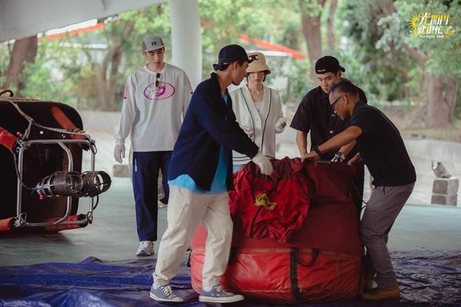 陈昊森（前左）和章广辰（后右）、郭雪芙、周兴哲搬运热气球器材。（TVBS提供）