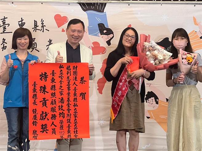 台东县政府今天表扬县内40位照顾服务人员。（台东县政府提供／蔡旻妤台东传真）