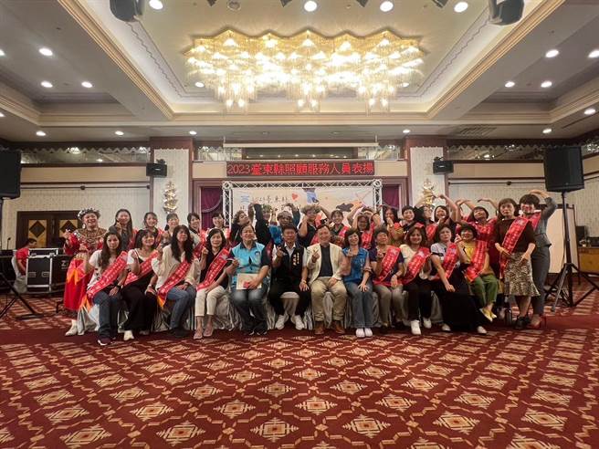 台东县政府今天表扬县内40位照顾服务人员。（台东县政府提供／蔡旻妤台东传真）