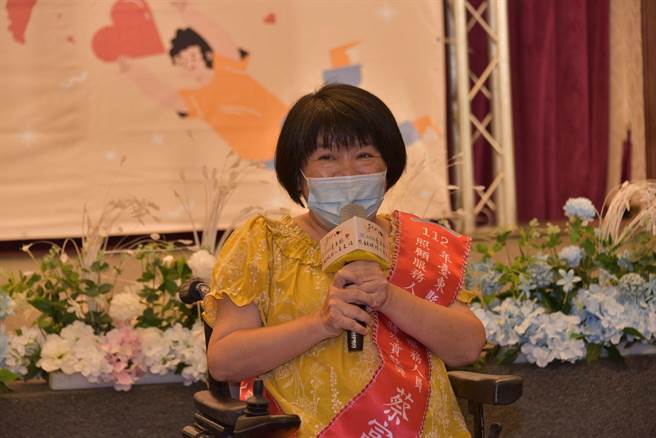台东县政府今天表扬县内40位照顾服务人员。（台东县政府提供／蔡旻妤台东传真）