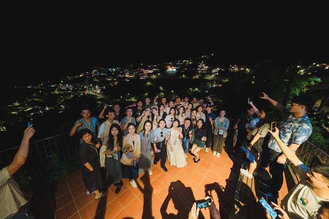 马英九基金会邀请大陆5校37名学生来台参访，行程进入尾声，陆生团昨参观花莲太鲁阁并夜游九份，今上午和大九学堂学生互动，预计明日返陆。（马英九基金会提供）