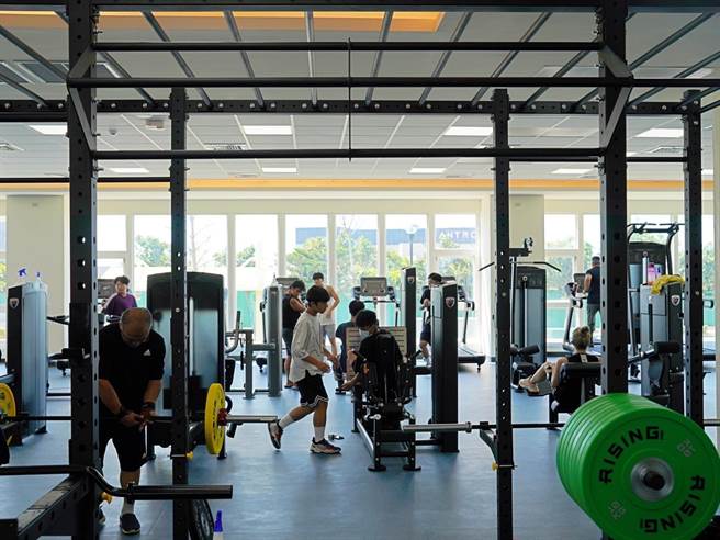 桃园市观音国民运动中心7月10日启动试营运，开放免费入场体验至23日，期间吸引近2万人次到馆运动。（体育局提供／蔡明亘桃园传真）