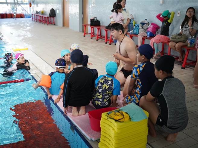 桃园市观音国民运动中心7月10日启动试营运，目前最受好评的课程为游泳及有氧。（体育局提供／蔡明亘桃园传真）
