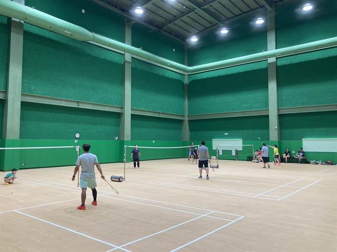 观音国民运动中心试营运期间民眾反应热烈，羽球场、篮球场与桌球都近乎满载。（体育局提供／蔡明亘桃园传真）