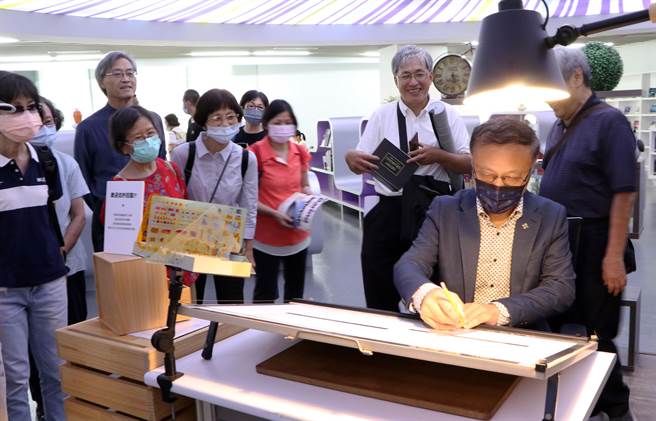 新北市立图书馆与新北市建筑师公会合作举办「城市美学建筑师作品展」。（新北市立图书馆提供）