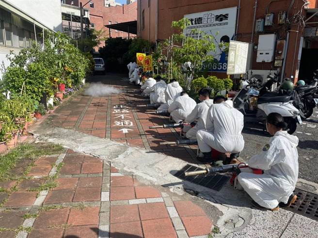 面对登革热疫情，台南市积极化学防治力求及时阻绝疫情扩大。(台南市登革热防治中心提供／曹婷婷台南传真)