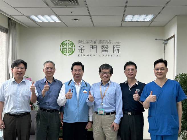 金門縣長陳福海(左三)成功向陸委會爭取，陸客即起可經由小三通到金門「做人」。（金門縣政府提供）