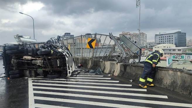 台65线大货车翻覆，所幸未掉落25公尺深地面。（新北市消防局提供）