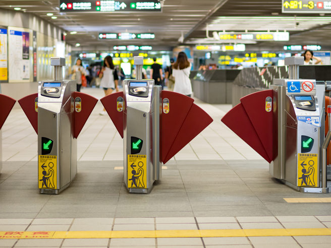 北市将于24日13时30分举行万安46号演习，北捷列车届时正常运行但车站只进不出，未配合管制最高可处15万元罚锾。（示意图／shutterstock）

