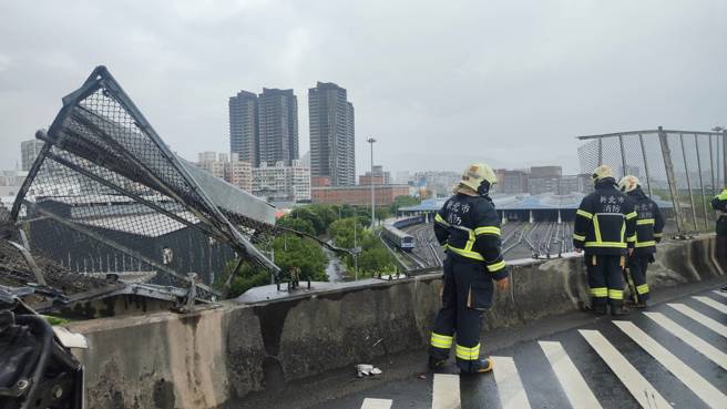 台65線土城往五股方向9.3公里處大貨車翻覆，撞破護欄掉落25公尺高的橋下土城捷運機廠軌道上。（圖／新北消防局提供）