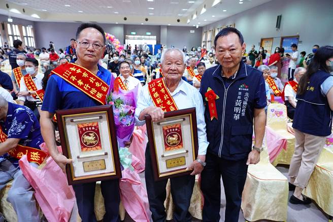 中市北屯区公所举办模范父亲、孝行楷模表扬活动，父子檔凃政森与儿子凃建发同获表扬。（台中市府民政局提供／陈淑芬台中传真）