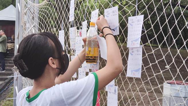 励馨基金会今天举办「不想让你一个人，＃MeToo音乐会」盼让所有受害人知道自己不是一个人，设置连侬墙让民眾分享。（林良齐摄）