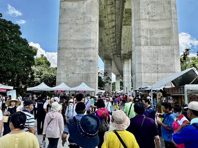 南投國姓咖啡節在橋聳雲天綠雕園區舉行，上千名遊客擠爆會場逛攤位、賞植栽、看表演，買氣強強滾。（楊靜茹攝）