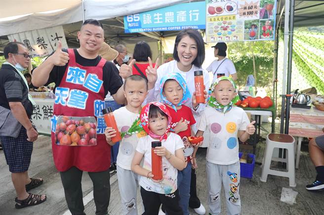 2023南投國姓咖啡節22日在橋聳雲天綠雕園區熱鬧登場，各個攤位山具特色，充滿客家風情。（楊靜茹攝）
