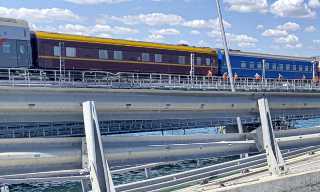 连结克里米亚半岛与俄罗斯本土的克里米亚大桥，可供火车、汽车通行，21日因半岛中央地带遇无人机空袭而一度封闭。（美联社）