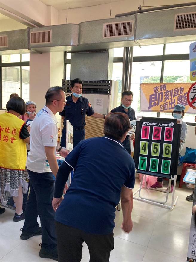 南港分局办理「青春不迷惘、安全不被害！」宣导活动。（翻摄照片／林郁平台北传真）