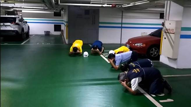 中部地区「万安46号演习」将在27日13时30分至14时登场，警方与里长示范宣导避难姿势。（丰原警分局提供／潘虹恩台中传真）