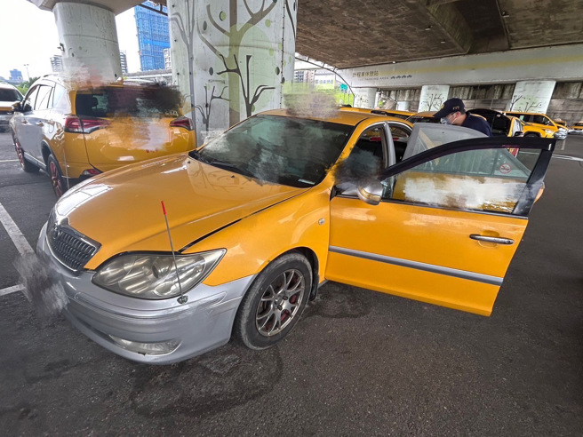 61岁杨姓男子被发现躺于计程车驾驶座没有反应。（图／警方提供）