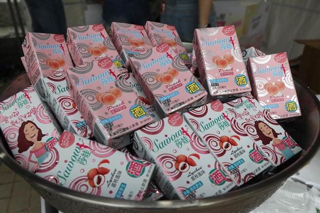 莎娃酒有清爽的蜜桃風味與酸甜的荔枝風味，皆為白酒基底的含乳輕酒精飲料。（蔡明亘攝）