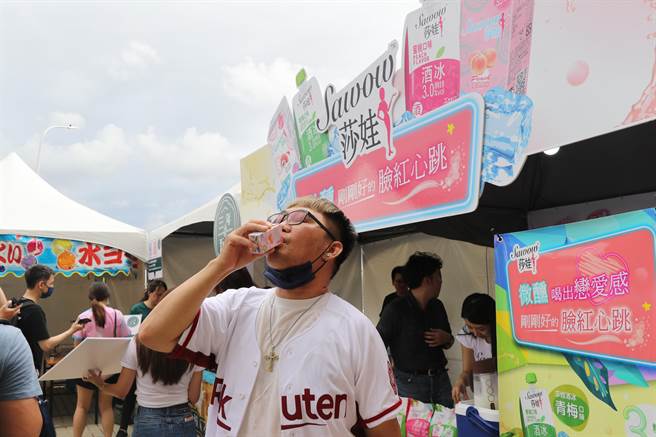 球迷試飲後分享，口味相當清爽，酒感不會太重，適合想喝酒又怕酒感過重者。（蔡明亘攝）