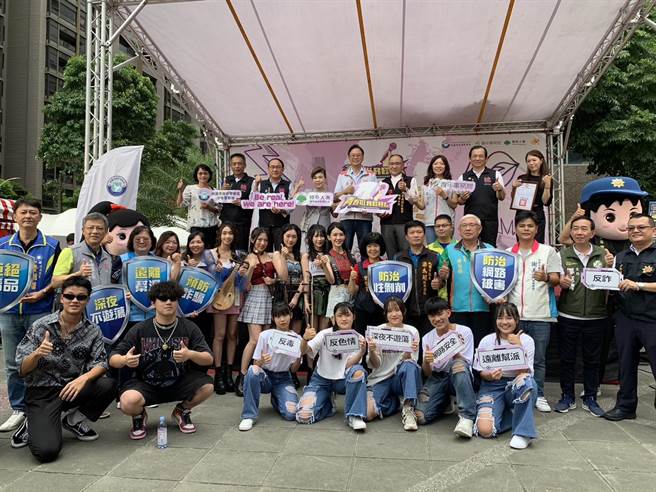 桃园市警察局启动暑假青春专案，今年携手青年局办理青少年饶舌人气表演活动，共有10组参赛者带来精彩演出，盼以正向活动发挥正能量。（蔡明亘摄）