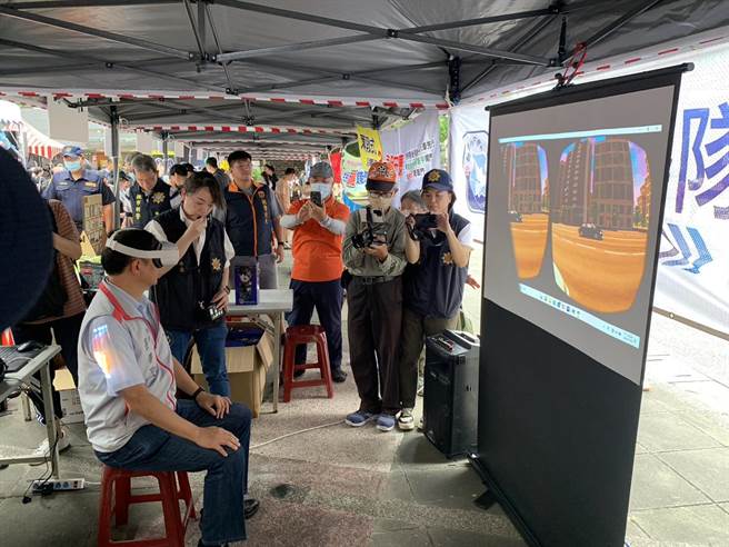 活动现场也结合科技宣导，运用VR提供毒驾、毒趴虚拟情境，提供沉浸式体验，达反毒宣导目的。（蔡明亘摄）