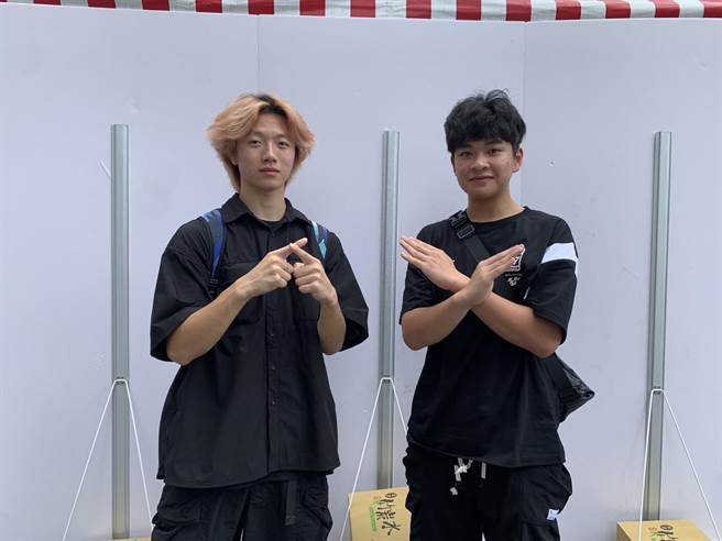 桃园市阳明高中嘻哈研究社长王又民（左）与副社长杨耀瑜（右）分享创作饶舌心得。（蔡明亘摄）