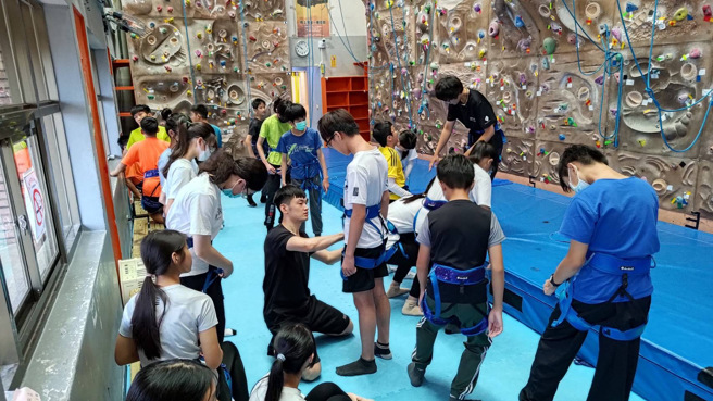 家长一早就带着青少年至会场等候，看到攀岩场内高达12公尺的仿天然地形的岩壁，让大家都跃跃欲试。（图／警方提供）