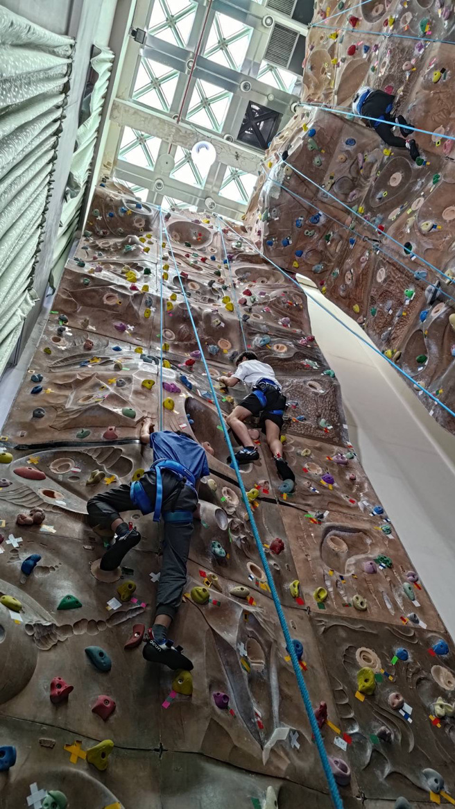 家长一早就带着青少年至会场等候，看到攀岩场内高达12公尺的仿天然地形的岩壁，让大家都跃跃欲试。（图／警方提供）