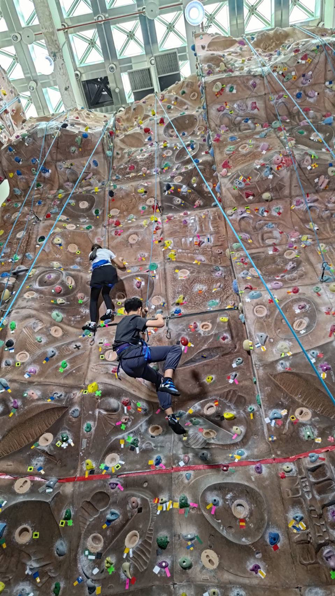 家长一早就带着青少年至会场等候，看到攀岩场内高达12公尺的仿天然地形的岩壁，让大家都跃跃欲试。（图／警方提供）