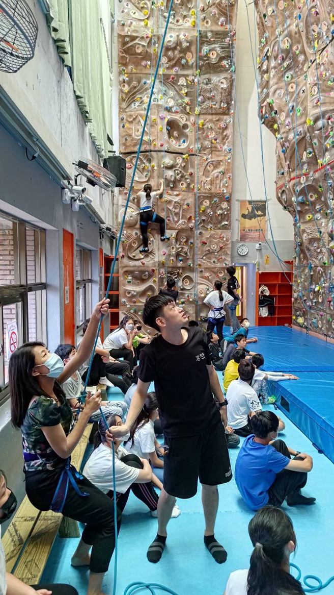 家长一早就带着青少年至会场等候，看到攀岩场内高达12公尺的仿天然地形的岩壁，让大家都跃跃欲试。（图／警方提供）
