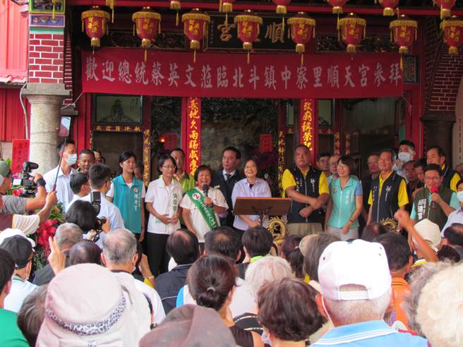 總統蔡英文到彰化縣北斗鎮順天宮為吳音寧、江熊一楓助選。（孫英哲攝）