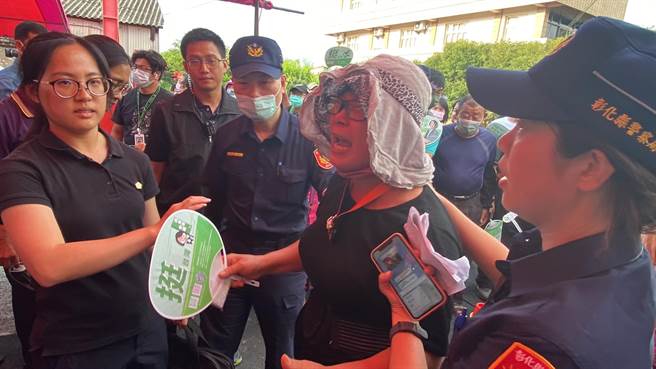 一名婦人在總統蔡英文離去時突然嘶吼陳情，隨即被國安人員及警方帶離。（孫英哲攝）