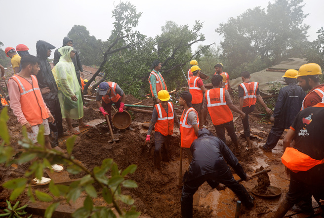 2023年7月20日，印度西部马哈拉施特拉邦（Maharastra）暴雨后发生严重土石流灭村，救援队成员一边清理废墟，一边搜寻幸存者。（路透社）