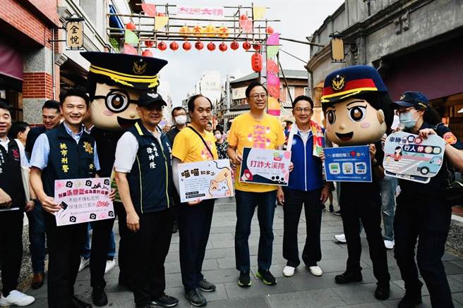 桃园市长张善政与大溪警方一同在「大溪大禧」活动中宣导反诈骗。（警方提供／蔡明亘桃园传真）