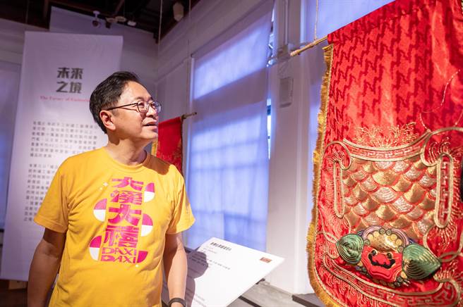 桃园市文化节庆「大溪大禧」系列活动22日开幕，桃园市长张善政参观主题展览。（桃市府提供／蔡明亘桃园传真）