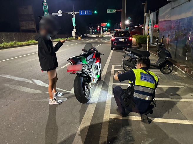 警方執行取締勤務。（圖／警方提供）