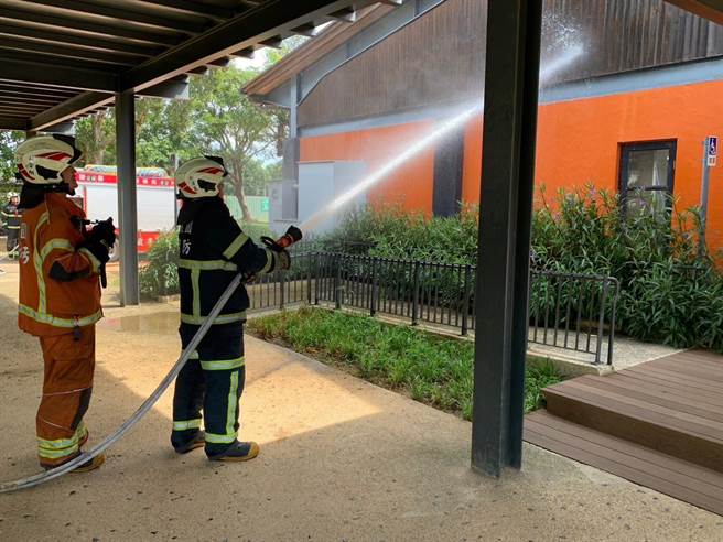 桃园市消防局第三大队新坡分队，前往观音崙坪地景园区客家工艺馆办理抢救演练。（翻摄照片／蔡明亘桃园传真）