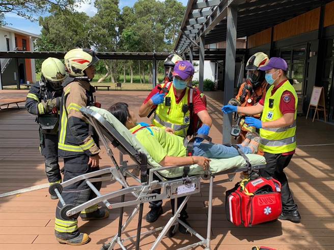 桃园消防办理演练，盼提升对场馆发生灾害的应变能力，并加强场所自卫消防编组能力。（翻摄照片／蔡明亘桃园传真）