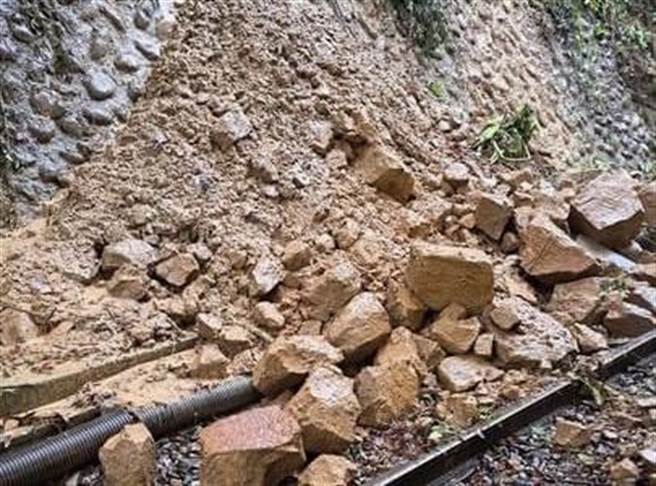 台铁集集支线隘寮路段土石流侵入铁轨，台铁局基于火车上旅客安全，傍晚5时54分宣布集集镇集集站至名间乡浊水站间路线中断。（民眾提供／杨静茹南投传真）