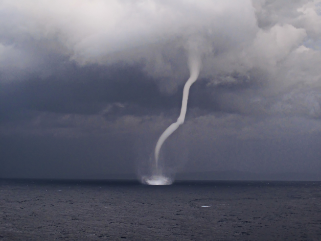 一名网友在俄罗斯游河时，遇上难得一见的「金色水龙卷」，绝美影片曝光后，让许多人讚嘆。（示意图／shutterstock）