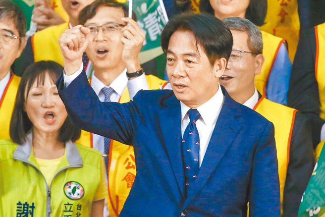 國民黨總統參選人侯友宜、民進黨總統參選人賴清德22日在新北市各自舉辦嘉義縣同鄉會後援會活動。圖為賴清德20日出席全國會計師賴清德後援會成立大會時，重申推動蔡英文的「四個堅持」。（資料照／鄧博仁攝）