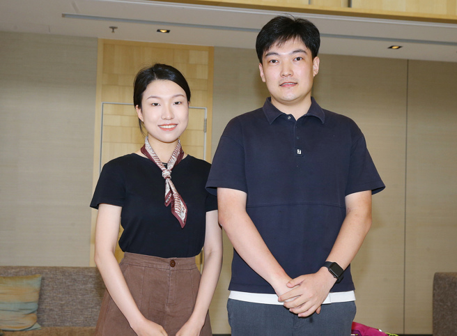 应马英九基金会邀请来台的大陆5校37位师生，22日与马英九文教基金会交流，参访团成员復旦大学学生杨范（右）及清华大学学生张渊沫受访时表示，这次参访感受到台湾民眾的热情，也期待台湾民眾到大陆多走走。（粘耿豪摄)