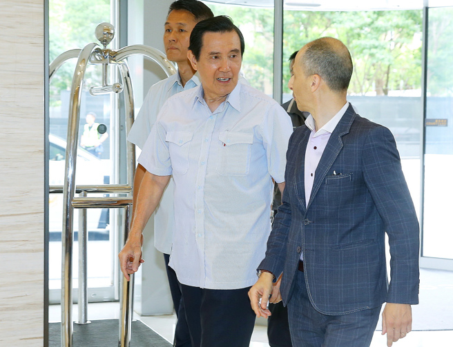 应马英九基金会邀请来台的大陆5校37位师生，22日与马英九文教基金会交流，前总统马英九（中）进入会场时并未对媒体提问做出回应。（粘耿豪摄）