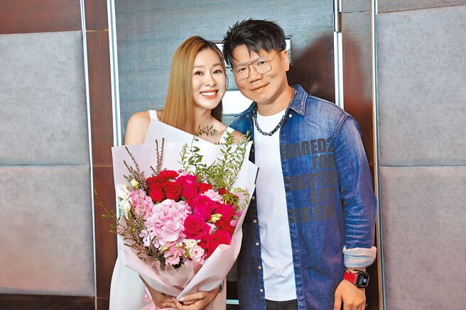 张棋惠（左）昨发片，老公献花。（海洛音乐提供）