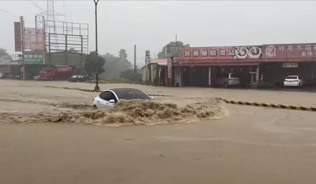 竹山暴雨淹成黃泥河 「特斯拉突圍」衝水道！畫面太震撼 - 生活