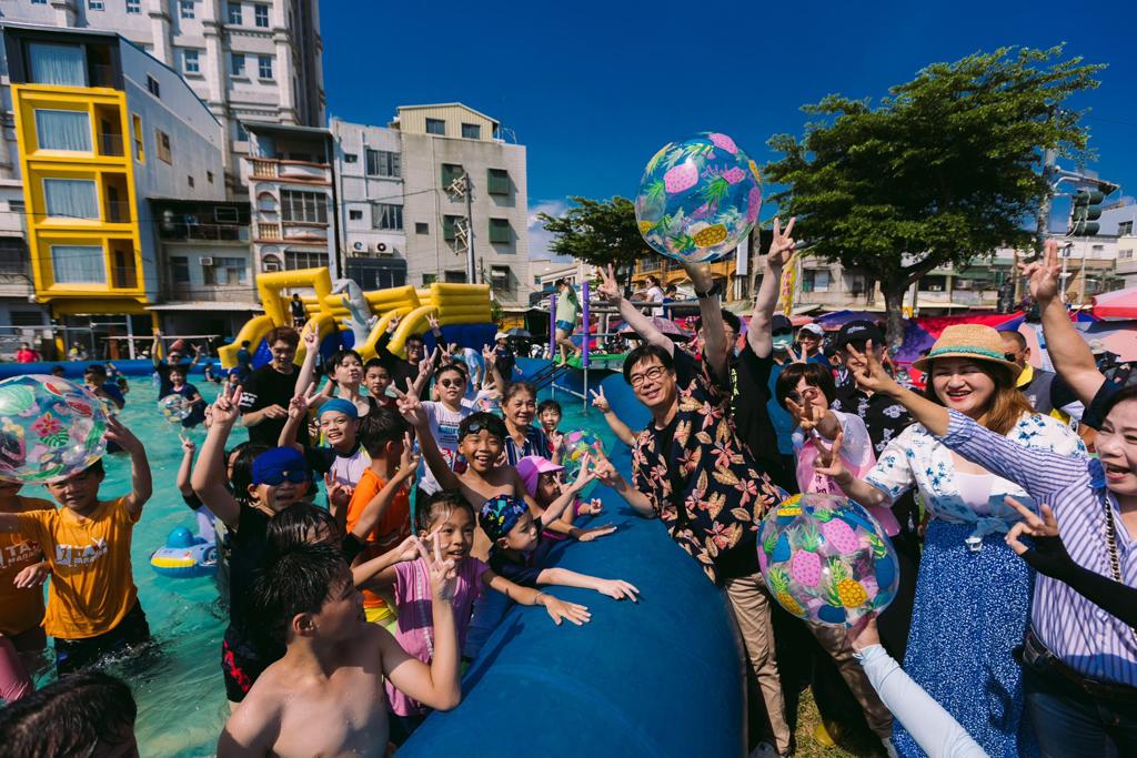 旗津風箏節加碼氣墊水樂園及遊樂場，是全台唯一陸海空都可以玩的風箏節活動。（圖片來源：高雄市政府提供）