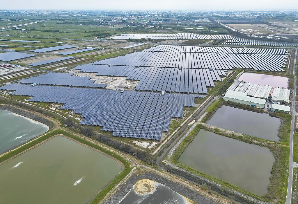台南七股地區許多魚塭已覆蓋大片太陽能光電板。（黃子明攝）